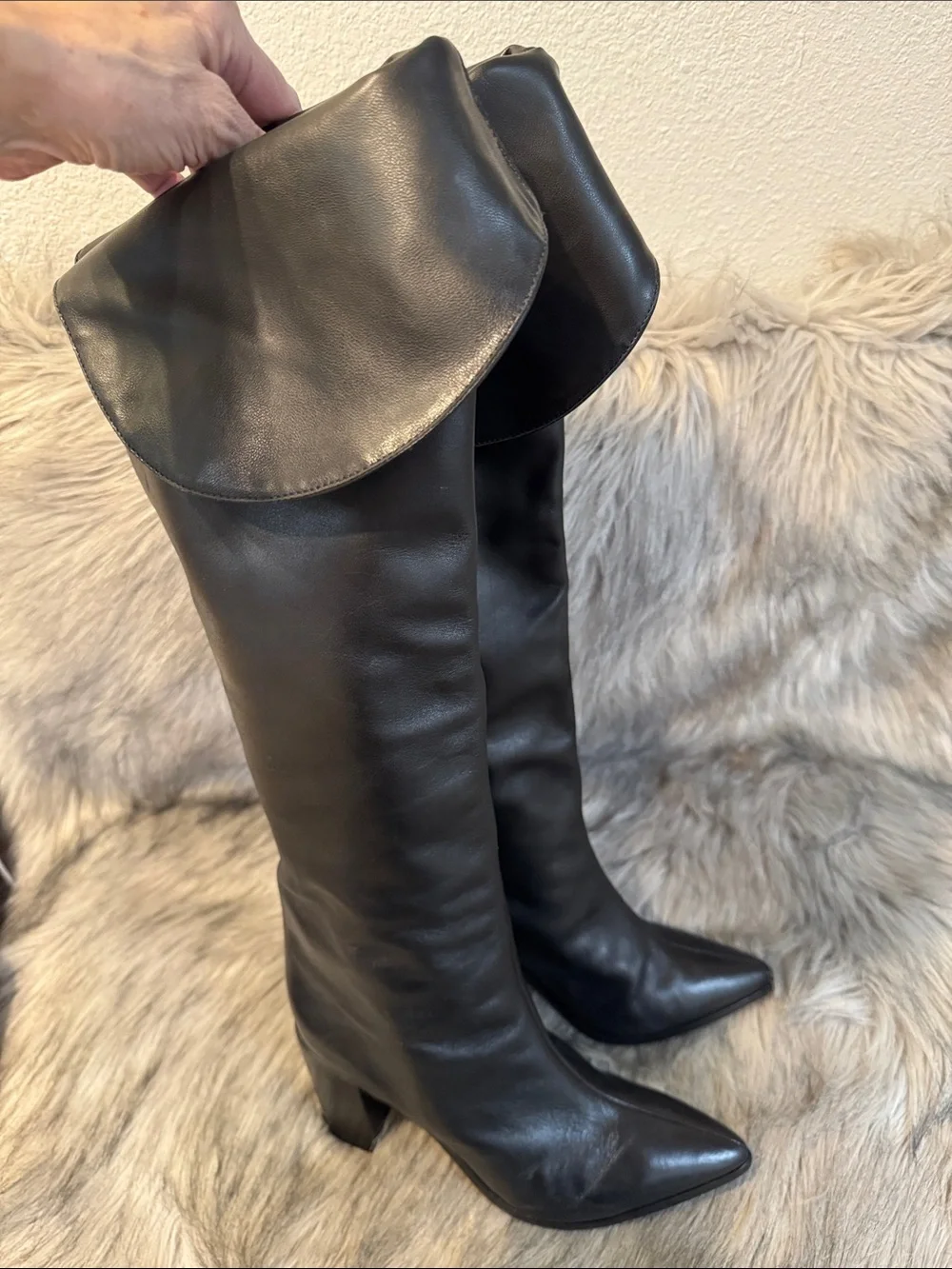 SCHUTZ sleek black